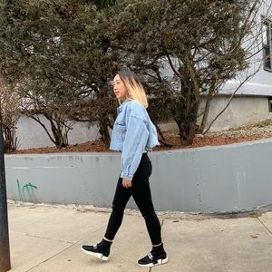 Cropped jean jacket | super cute never worn!